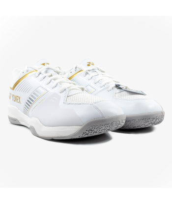 Yonex Strider Wide (White/Gold) Court Shoe est présent 